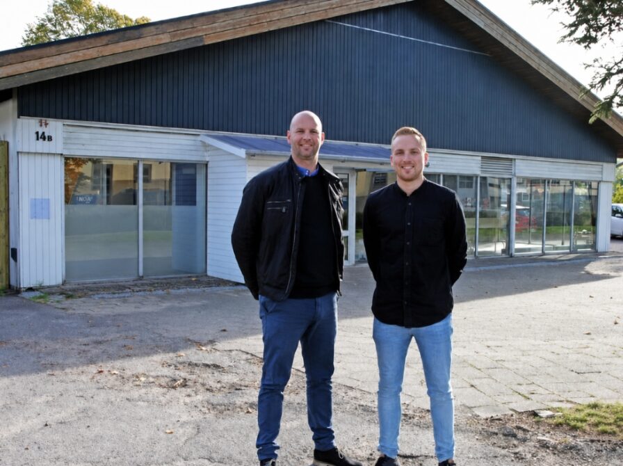 Torben og Mikkel på billedet, står foran en butik, som skal være en fysisk butik