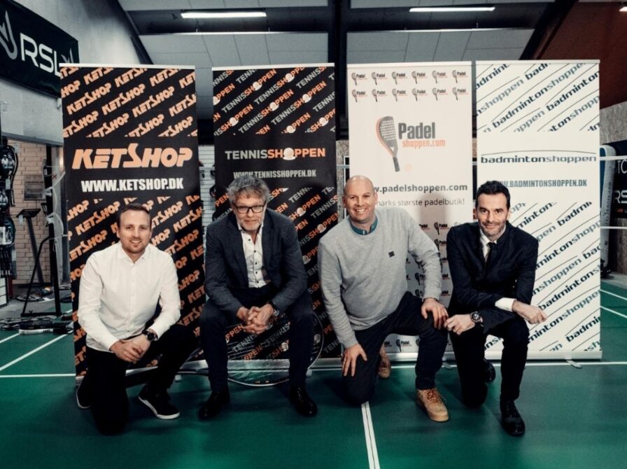 Racket House-ejerne Mikkel Normann og Torben Kulmbak sammen med investorerne Jesper Buch og Jan Lehrmann fra Løvens Hule.