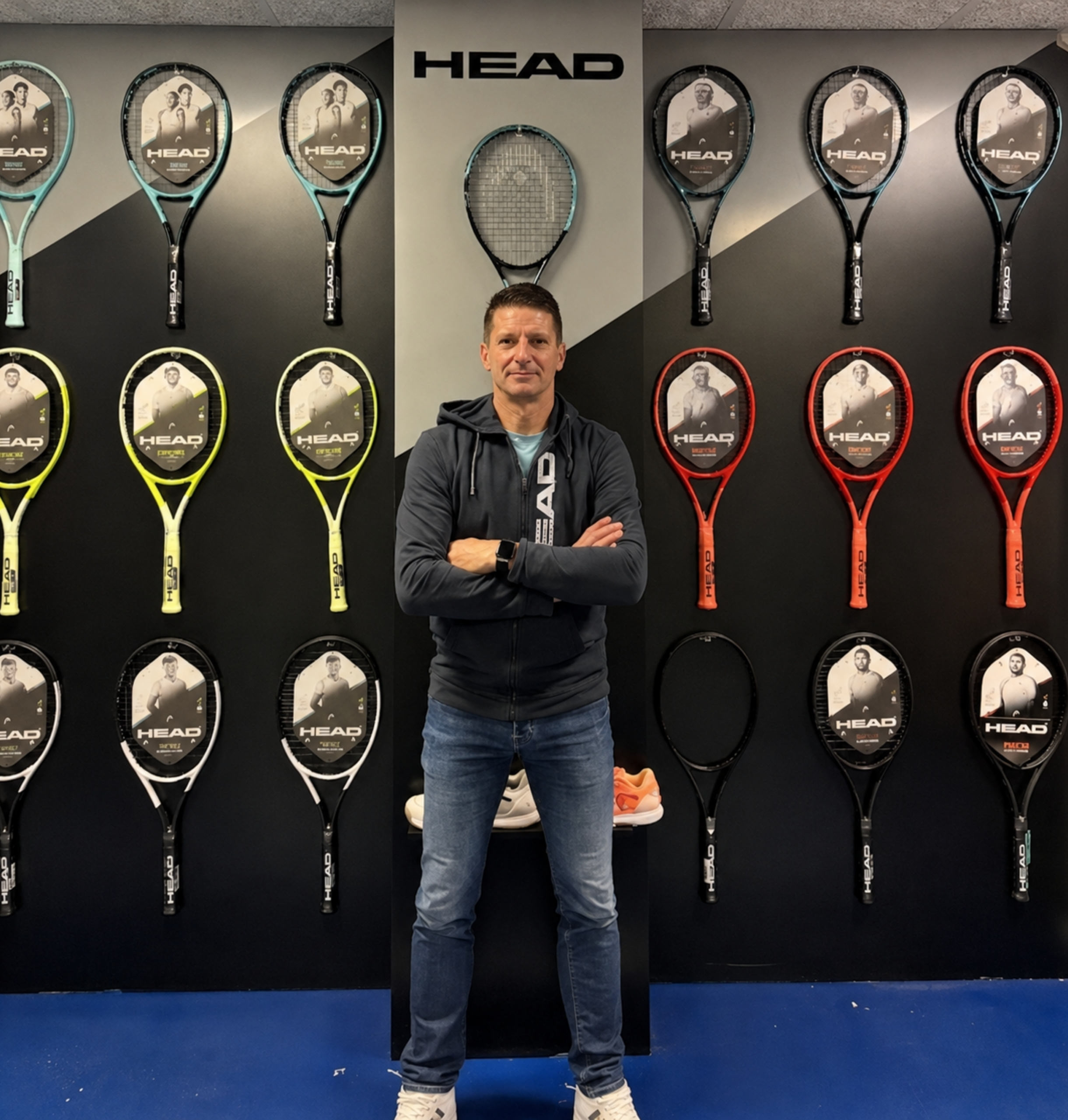 Michael, ansvarlig for Tennisshoppen Proshop på Frederiksberg, i butikken med tennisudstyr