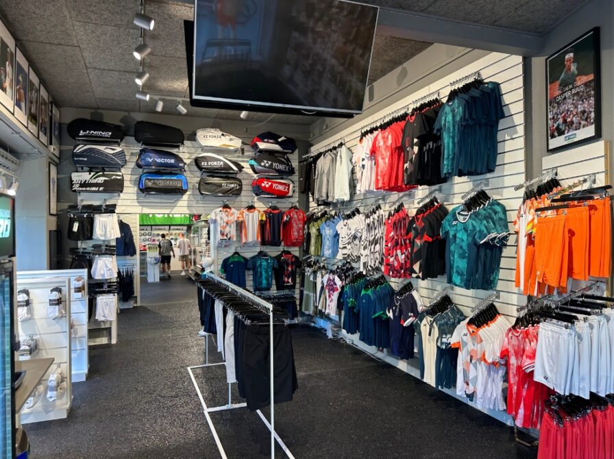 Racket House butik på Frederiksberg med stort udvalg af tennis-, padel- og badmintonudstyr.